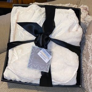 🧁 NWT Motif Etched Velveteen Berber Sherpa Lined Throw Blanket